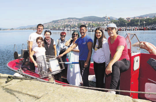 Turistas que aprenden de la ensenada de San Simón